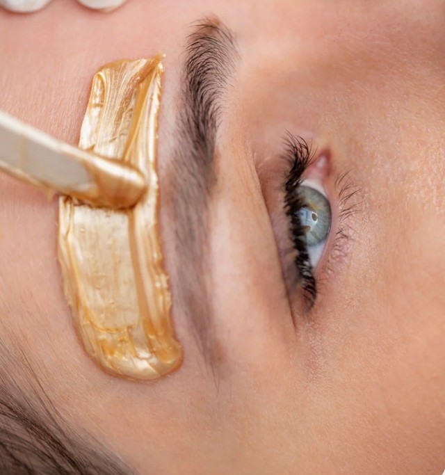 Women's Short Haircut & Brow Wax