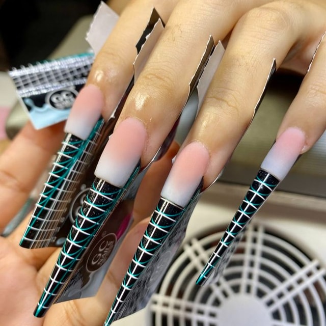 Uñas Acrílicas (Tips / Escultural)